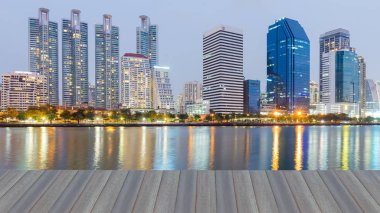 Gece ofis binası ile su yansıma ışık gece görünümü