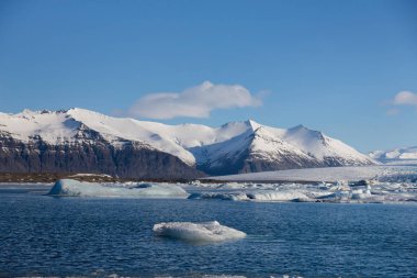 Doğal kış lagün kar dağ arka plan ile