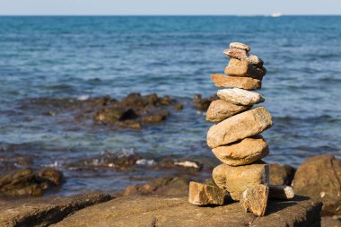 Doğal yığın taş sahil üzerinde