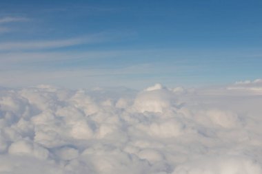 Mavi manzarası arka plan üzerinde beyaz yumuşak bulut