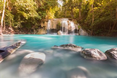 Derin orman mavi akım şelale