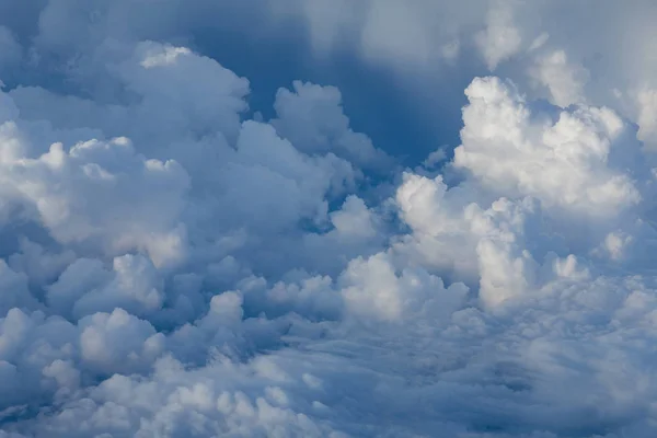 Piękny biały miękki chmura nad niebieski niebo — Zdjęcie stockowe