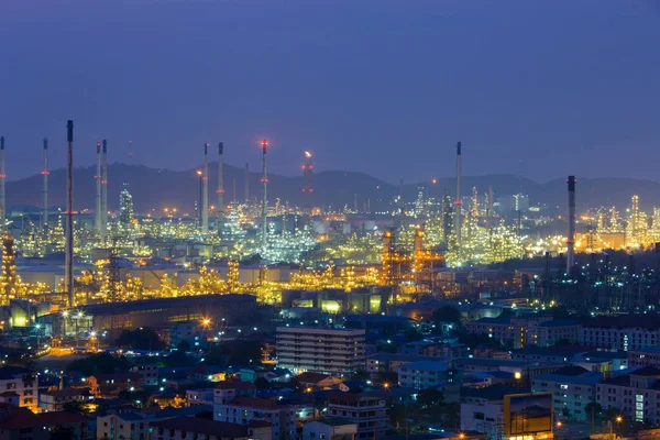 Dağ geçmişi olan Petrokimya Rafinerisi
