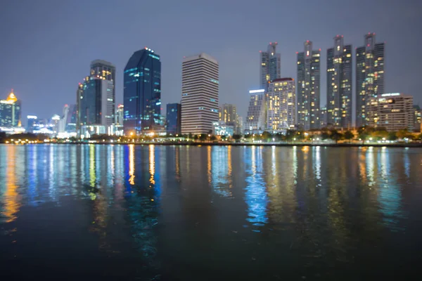 Nacht verschwommen Bokeh Licht Bürogebäude Wasserfront — Stockfoto