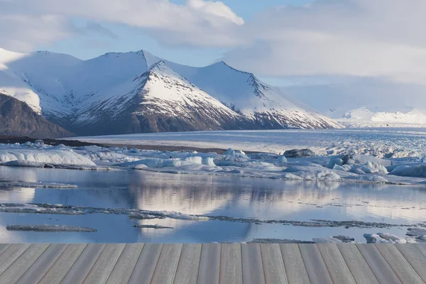 Краса Ісландії зимовий сезон лагуни і гора — стокове фото