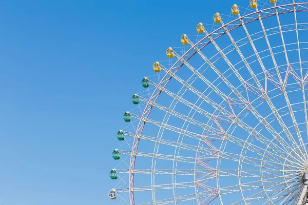 Funfair festival ferris wheel against blue sky — Stock Photo, Image