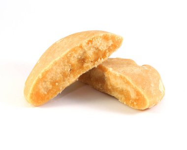 beyaz zemin üzerinde hurma şekeri