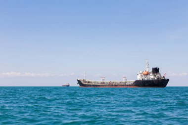 Petrol lojistik nakliye gemisi okyanus üzerinde 