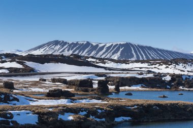 Açık mavi gökyüzü arka plan ile kış Myvatn yanardağ