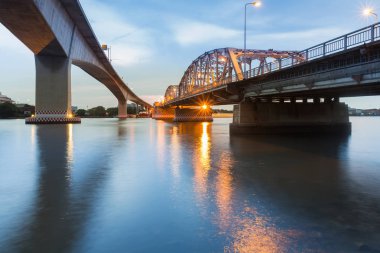 Yeni ve eski köprüyü Bangkok şehir Nehri üzerinde