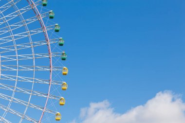 Lunapark devleri tekerlek mavi gökyüzü karşı yolu