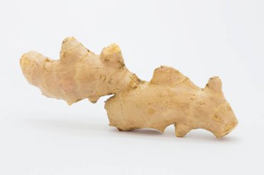 Taze kök beyaz zemin üzerine zencefil