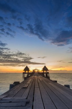 Liman güzel günbatımı gökyüzü ile yol yürümek tahta