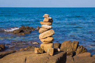 Kaya yığını üzerinden sahil manzarası arka plan