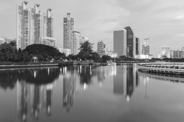 Şehir ofis binası ve kamu parki gölde su üzerinde yansıma