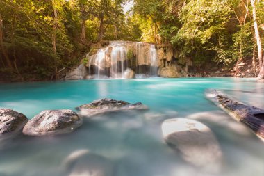 Doğal derin orman tropik şelale