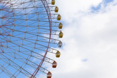 Büyük lunapark dönme dolap mavi gökyüzü karşı yolu 