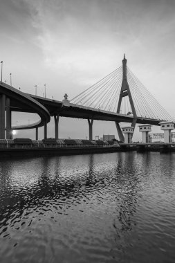 Asma köprü ve Bangkok Nehri üzerinde beyaz watergate