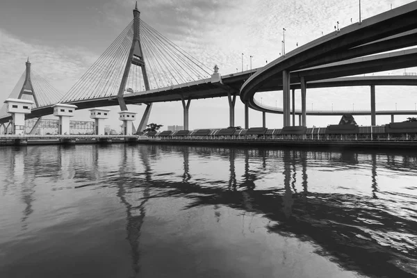 Watergate üzerinde Çift Kişilik asma köprü 