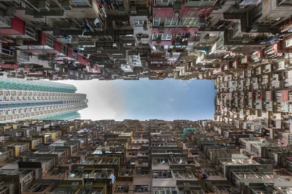Hong Kong apartamento residência contra o céu azul — Fotografia de Stock
