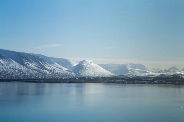 湖の美しい冬山の自然の風景 — ストック写真