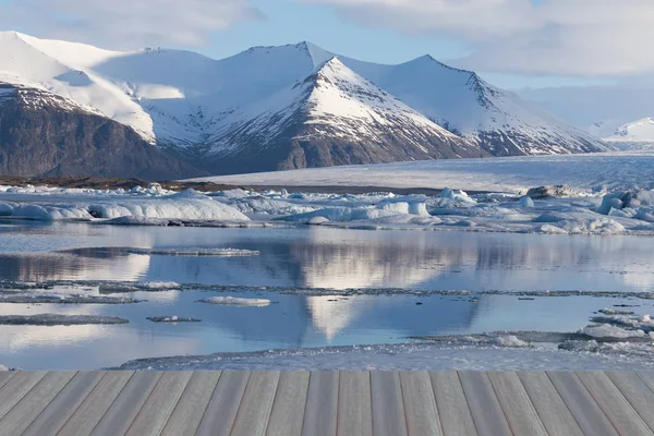 Beau lagon d'hiver Jakulsalon avec fond de montagne, Islande hiver saison paysage arrière-plan — Photo