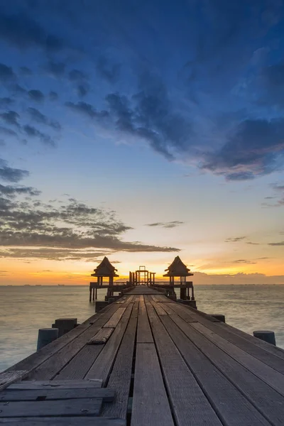 Drewniana spaceru sposobem port morski z piękny zachód słońca niebo — Zdjęcie stockowe
