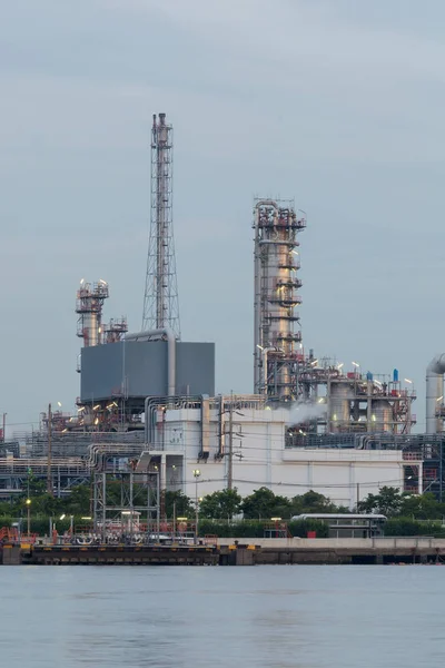 Fábrica de refinaria de petróleo frente rio — Fotografia de Stock