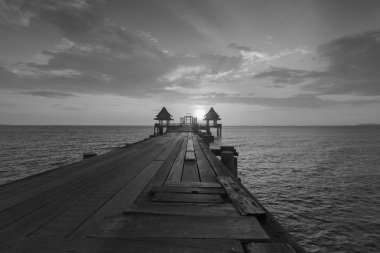 Ahşap yol okyanus manzarası arka plan için önde gelen yolu yürüyüş