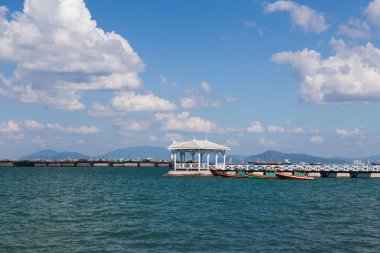 Ahşap sahil manzarası yolda