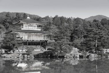 Siyah ve beyaz, Kinkaku-ji altın köşk denilen bir Zen Budist tapınağı olduğunu