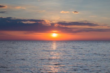 Deniz manzarası kıyı şeridi üzerinde gökyüzü günbatımı