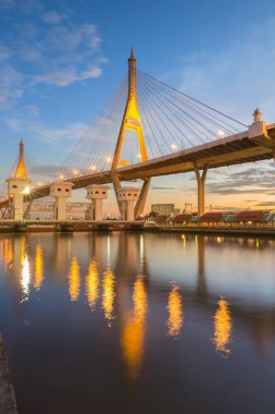 İki Yataklı asma köprü Nehri ile güzel gökyüzü günbatımı arka plan üzerinde
