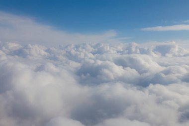 Doğal mavi gökyüzü ve beyaz bulutlar