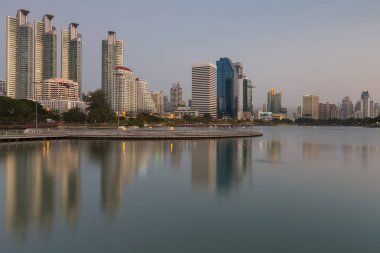 Bangkok şehir ofis binası şehir su yansıması ile
