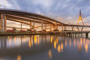 Asma köprü otoyol kavşağı için bağlanma