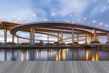 Otoyol kavşağı nehir açık alacakaranlık gökyüzü arka plan, Bangkok Tayland