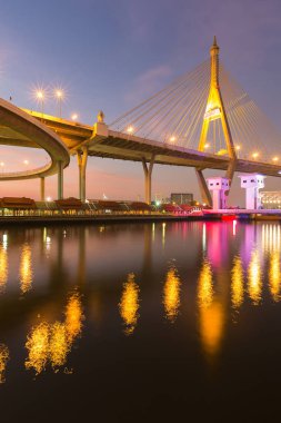 Watergate üzerinde asma köprü su ışık yansıması nehre ile