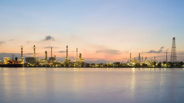 Panorama petrolio raffineria fiume fronte con alba cielo sfondo — Foto Stock