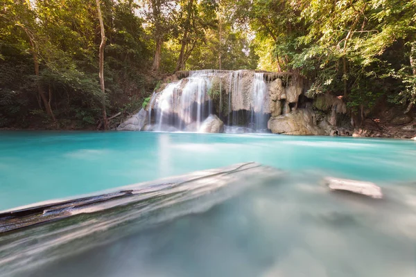 Doğal mavi akım şelale tropikal derin orman içinde — Stok fotoğraf