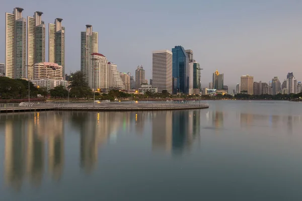 Bangkok edificio de oficinas del centro de la ciudad con reflejo de agua — Foto de Stock