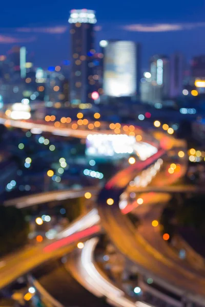 高速道路の交換し、街ダウンタウン背景ぼやけて光の夜景 — ストック写真