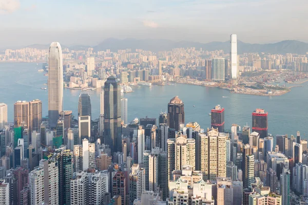 Ciudad de Hong Kong zona de negocios sobre el mar de Victoria —  Fotos de Stock