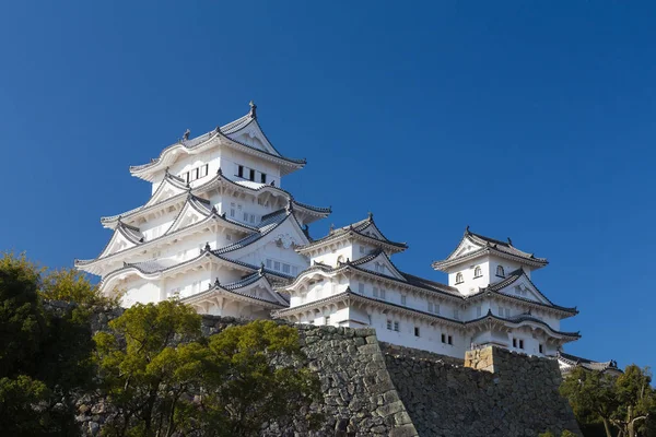 Himeji castello contro sfondo cielo blu chiaro — Foto Stock