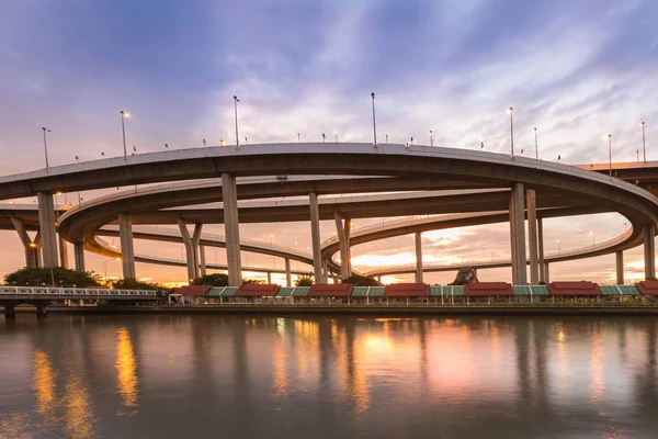Schöner Sonnenuntergangshimmel über rundem Autobahnkreuz Flussfront — Stockfoto