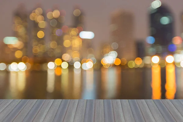 Nacht verschwommenes Bokeh-Licht Bürogebäude mit Reflexion, abstrakter Hintergrund — Stockfoto