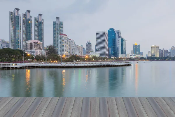 Staden kontorsbyggnad med speglar på twilight, Bangkok Thailand — Stockfoto