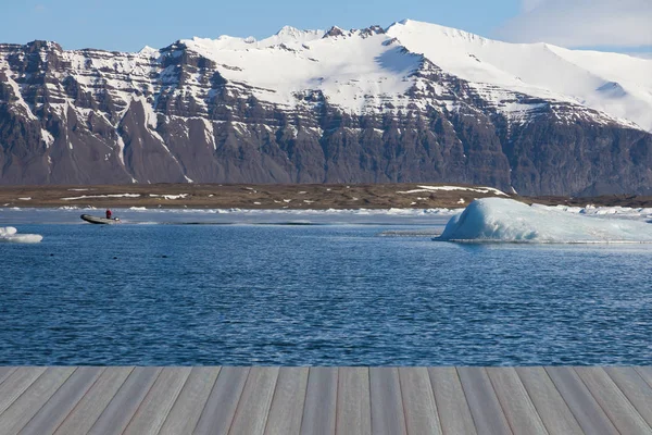 Laguna de invierno de Jakulsarlon con fondo montañoso, Islandia — Foto de Stock