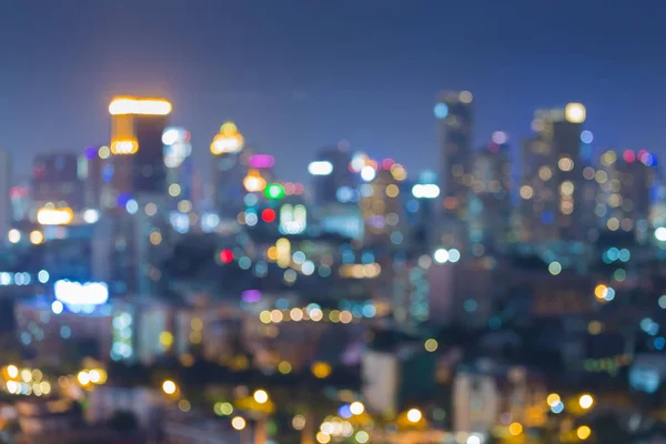 Crepúsculo borrosa bokeh luz edificio de oficinas de la ciudad en el centro — Foto de Stock