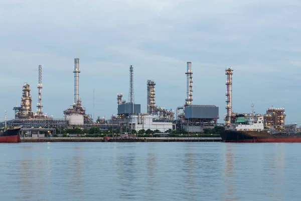 Oil refinery petrol plant water front — Stock Photo, Image